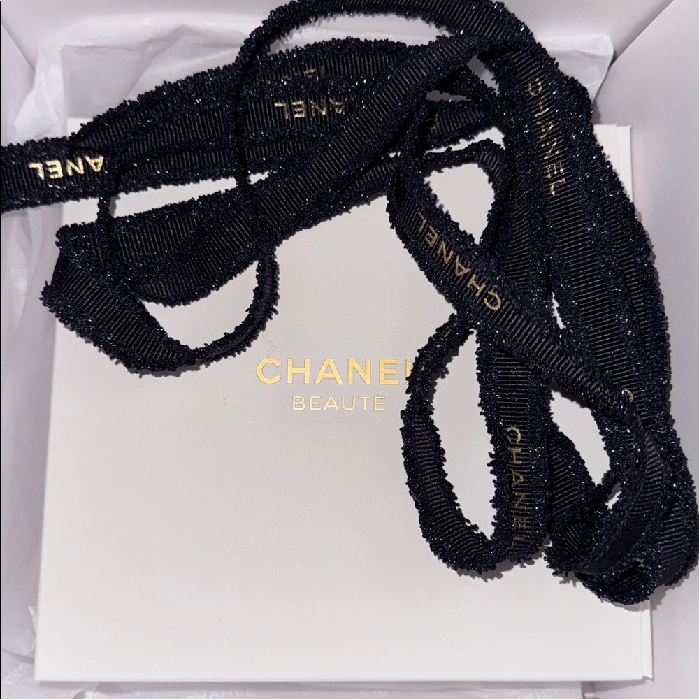 🔥NEW CHANEL Round Makeup Bag w/CHANEL Ribbon & original box - Picture 7 of 9